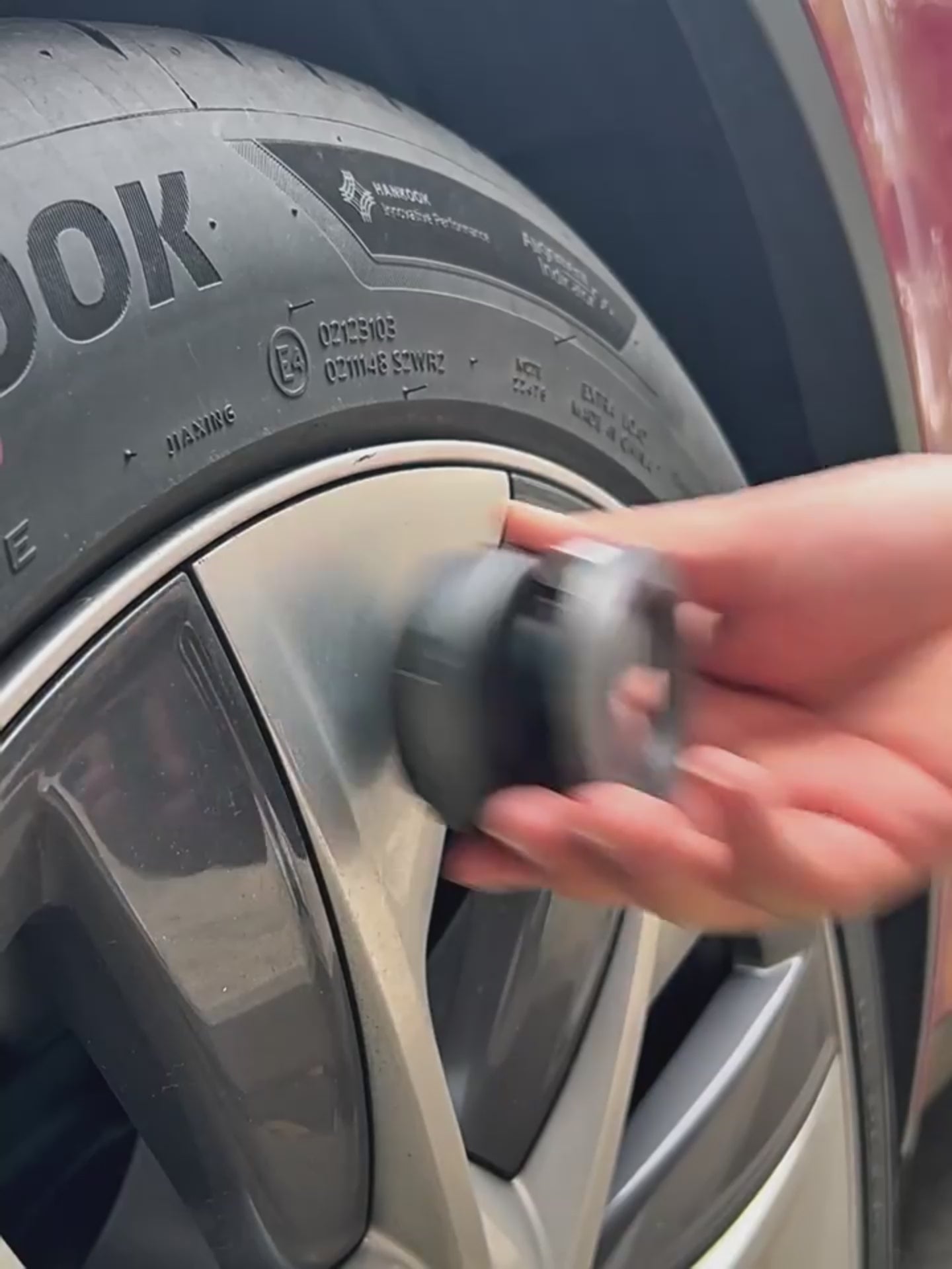 Magnetic Phone Holder with Vacuum Suction – Foldable & Adjustable Car Mount